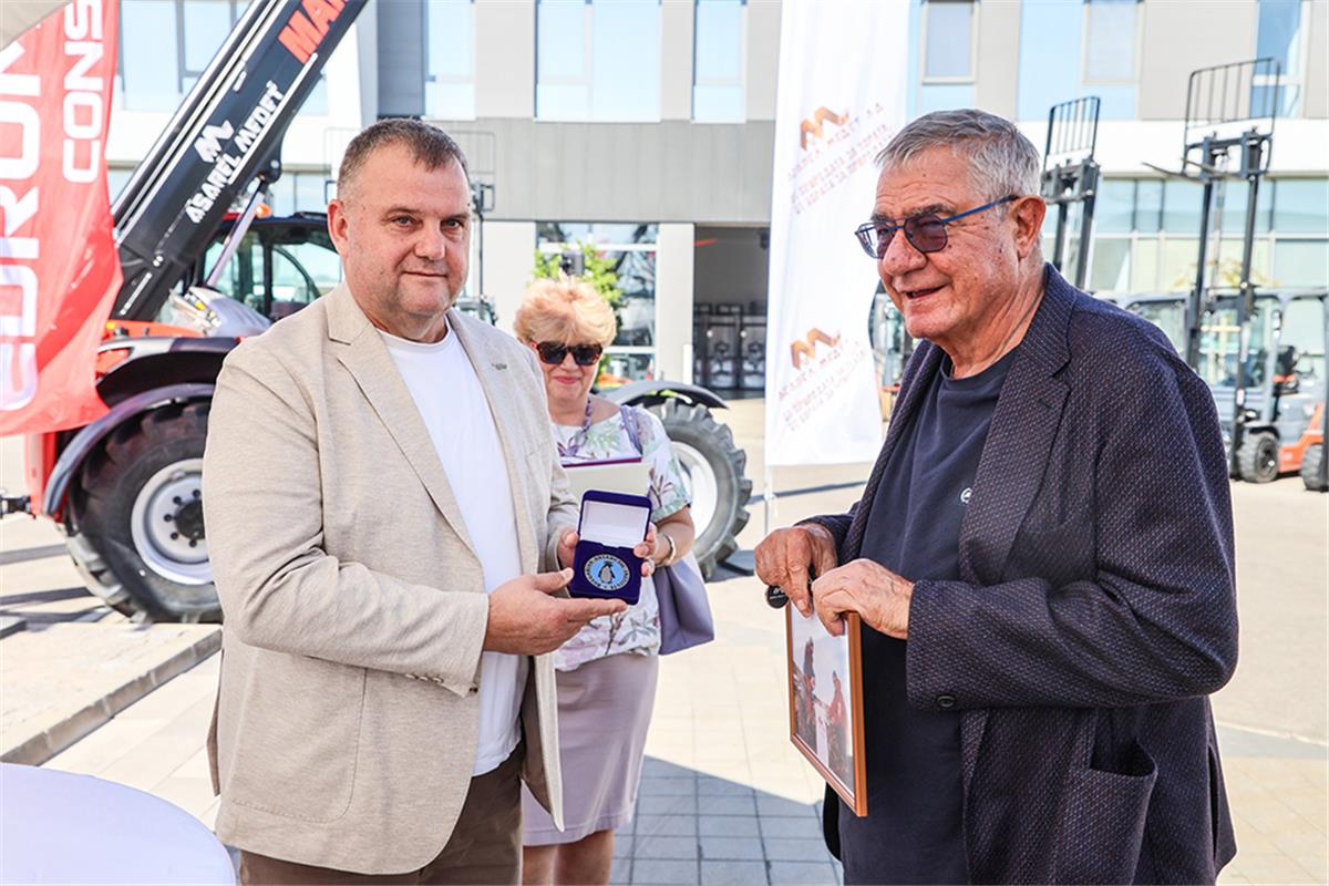 „Асарел-Медет“ дари нова машина  за Българската антарктическа програма