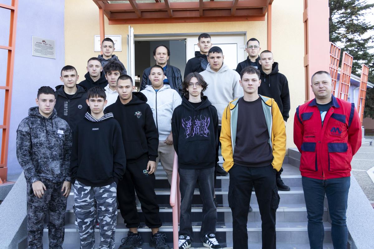 Десетият випуск по дуално обучение започна практиката си в „Асарел-Медет“